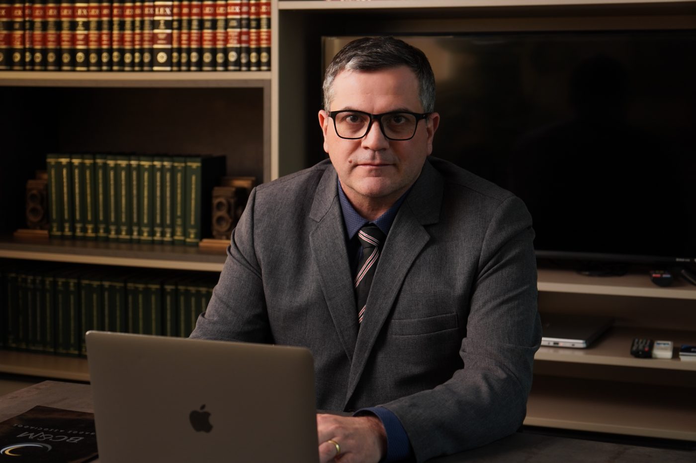 Fausto Manica em seu escritório de advocacia